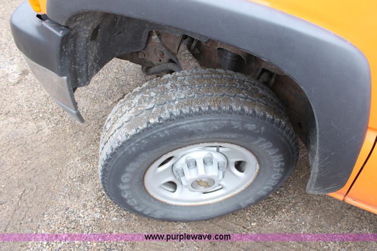 image for item A7153 2002 Chevrolet Silverado 2500HD pickup truck