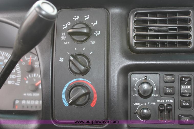 image for item A7158 2001 Dodge Ram 2500 pickup truck