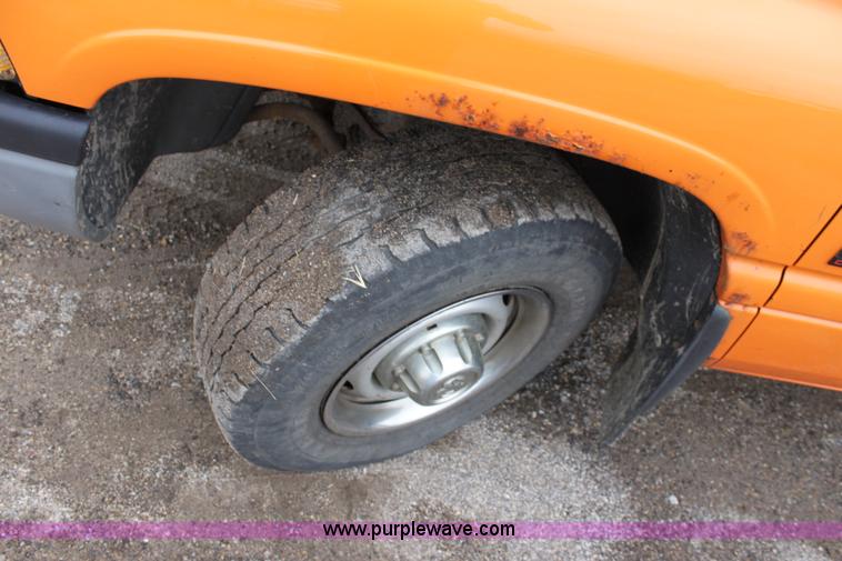 image for item A7158 2001 Dodge Ram 2500 pickup truck