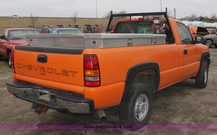 image for item A7159 2002 Chevrolet Silverado 2500HD pickup truck