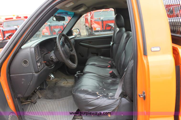 image for item A7159 2002 Chevrolet Silverado 2500HD pickup truck