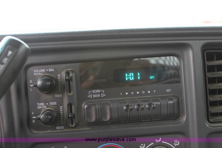 image for item A7159 2002 Chevrolet Silverado 2500HD pickup truck