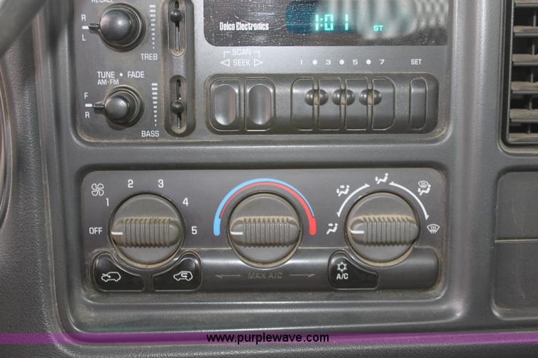 image for item A7159 2002 Chevrolet Silverado 2500HD pickup truck