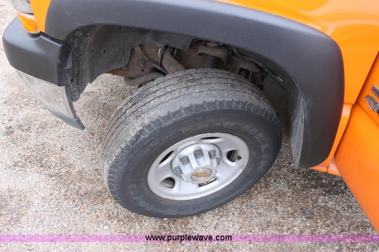 image for item A7159 2002 Chevrolet Silverado 2500HD pickup truck