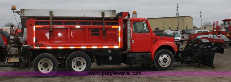 image for item A7160 1999 International 4900 tandem axle dump truck