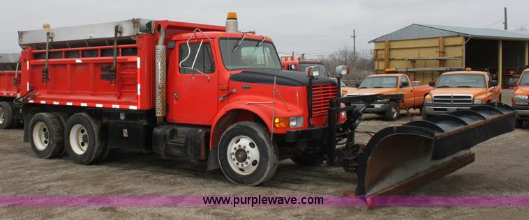 image for item A7160 1999 International 4900 tandem axle dump truck