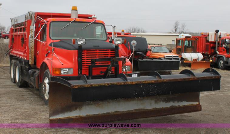 image for item A7160 1999 International 4900 tandem axle dump truck