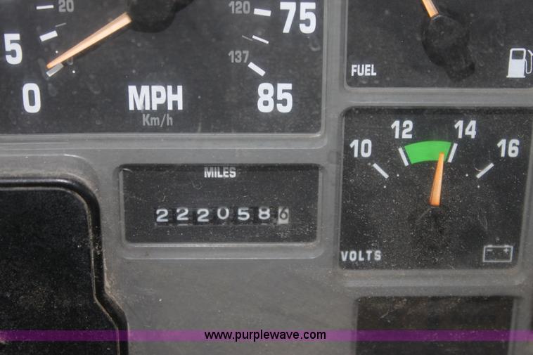 image for item A7160 1999 International 4900 tandem axle dump truck