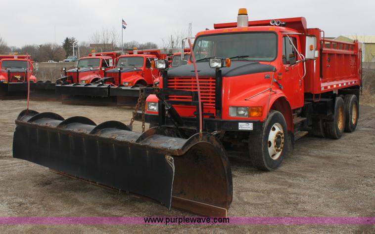image for item A7161 1999 International 4900 tandem axle dump truck