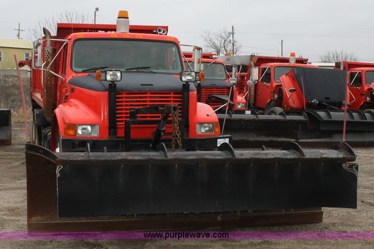 image for item A7161 1999 International 4900 tandem axle dump truck