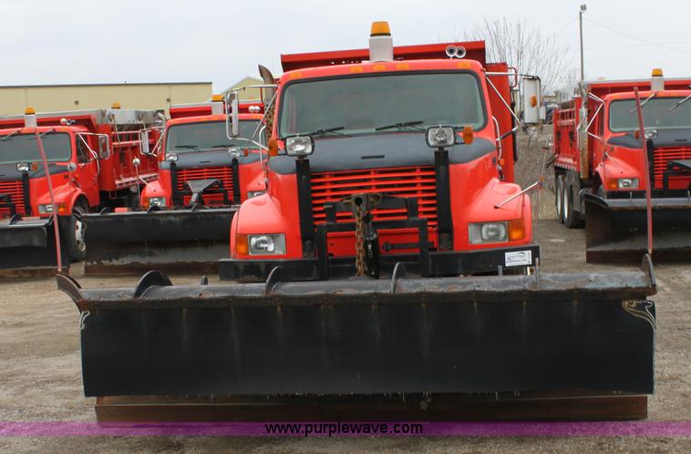 image for item A7161 1999 International 4900 tandem axle dump truck