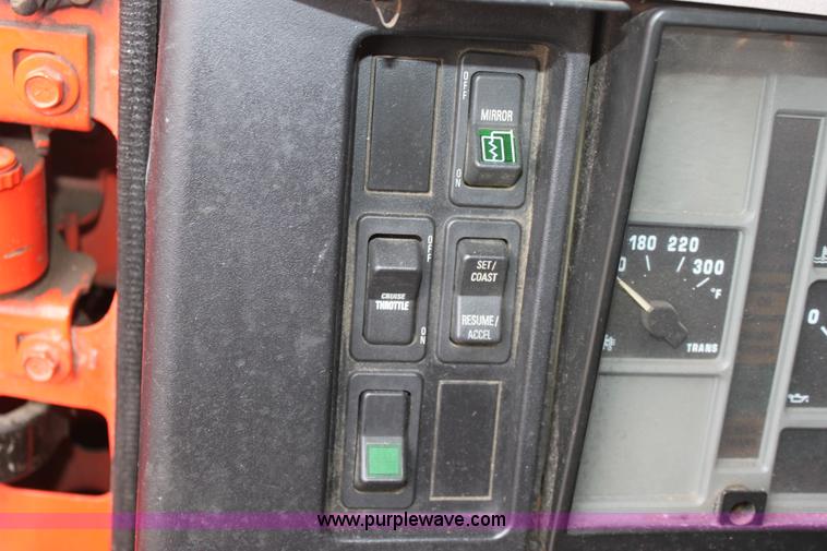 image for item A7161 1999 International 4900 tandem axle dump truck