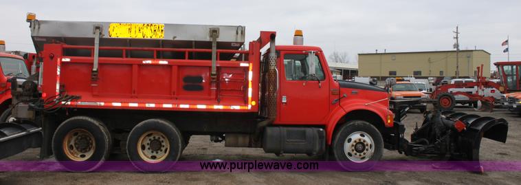 image for item A7162 1999 International 4900 tandem axle dump truck