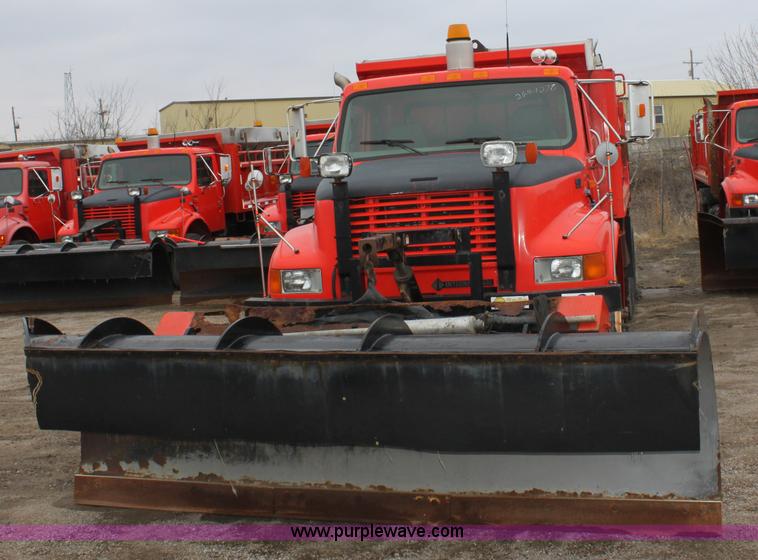 image for item A7162 1999 International 4900 tandem axle dump truck