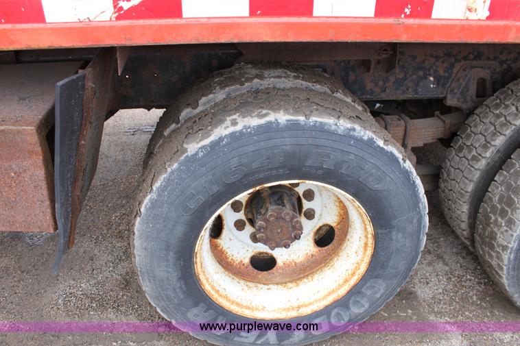 image for item A7162 1999 International 4900 tandem axle dump truck