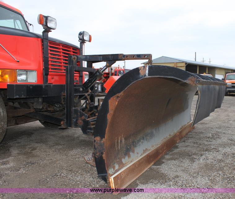 image for item A7162 1999 International 4900 tandem axle dump truck