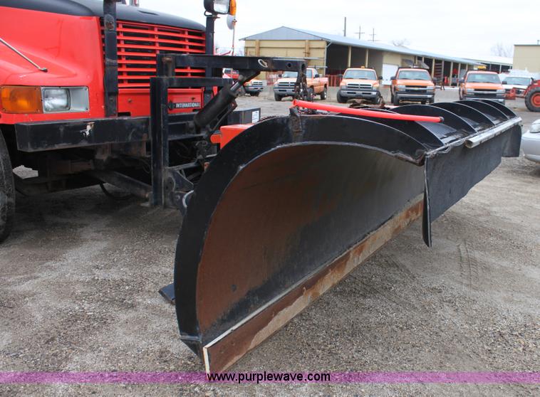 image for item A7163 1999 International 4900 tandem axle dump truck