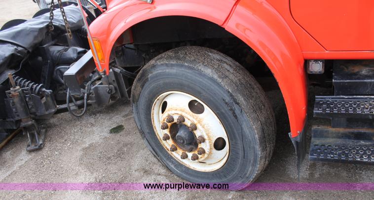 image for item A7164 1999 International 4900 tandem axle dump truck