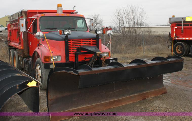 image for item A7165 1999 International 4900 tandem axle dump truck