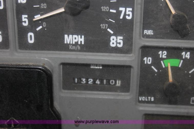 image for item A7165 1999 International 4900 tandem axle dump truck