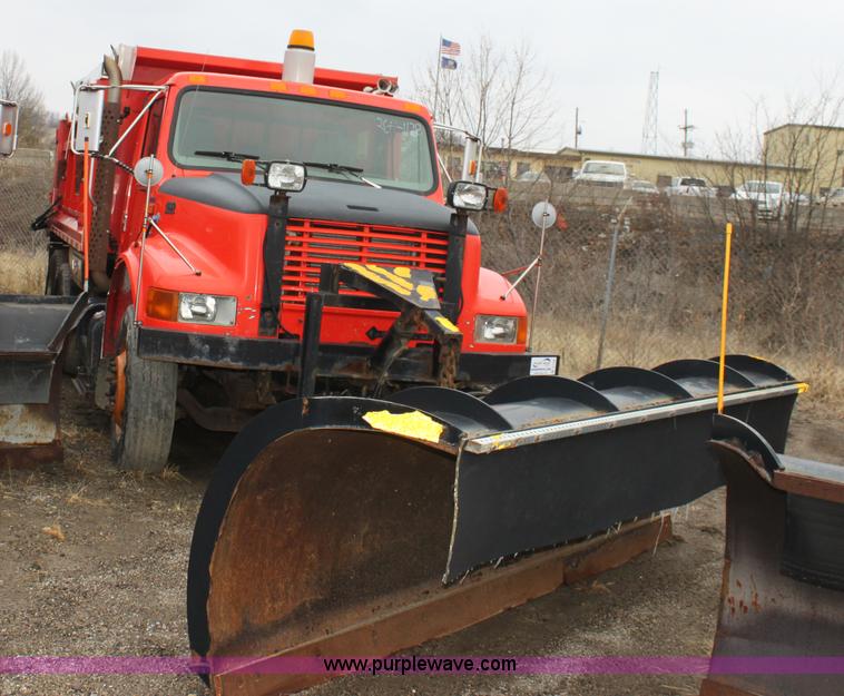 image for item A7166 1999 International 4900 tandem axle dump truck