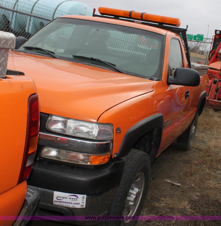 image for item A7169 2002 Chevrolet Silverado 2500HD pickup truck