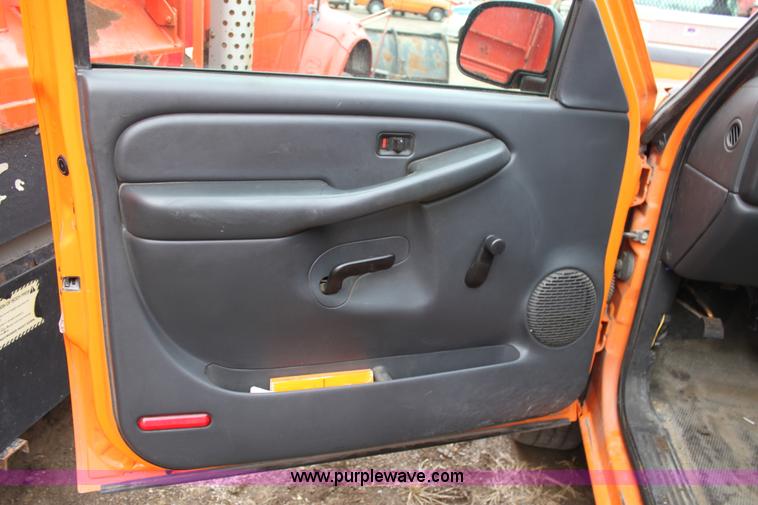 image for item A7169 2002 Chevrolet Silverado 2500HD pickup truck