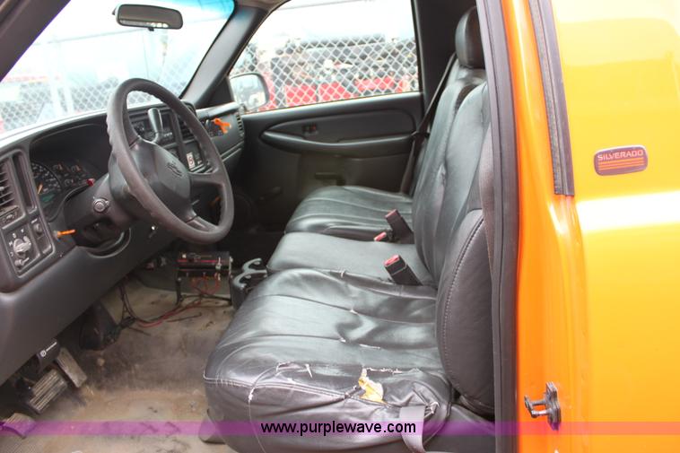 image for item A7169 2002 Chevrolet Silverado 2500HD pickup truck