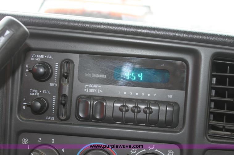 image for item A7169 2002 Chevrolet Silverado 2500HD pickup truck