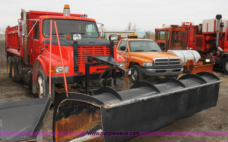 image for item A7171 1999 International 4900 tandem axle dump truck