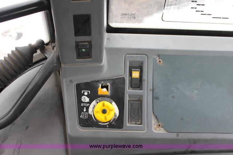 image for item A7200 1997 New Holland 6640SL tractor