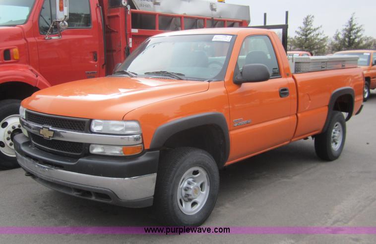 image for item B5628 2002 Chevrolet Silverado 2500HD pickup truck