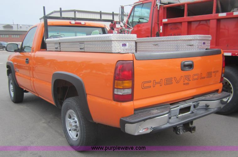 image for item B5628 2002 Chevrolet Silverado 2500HD pickup truck