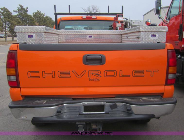 image for item B5628 2002 Chevrolet Silverado 2500HD pickup truck