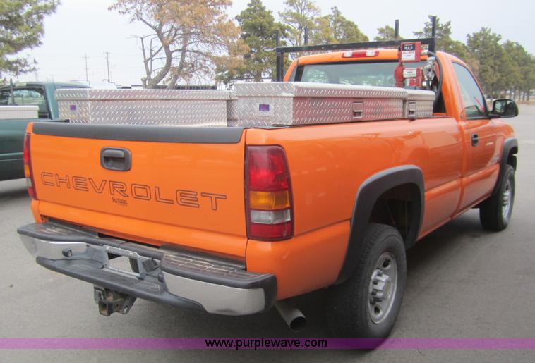 image for item B5628 2002 Chevrolet Silverado 2500HD pickup truck