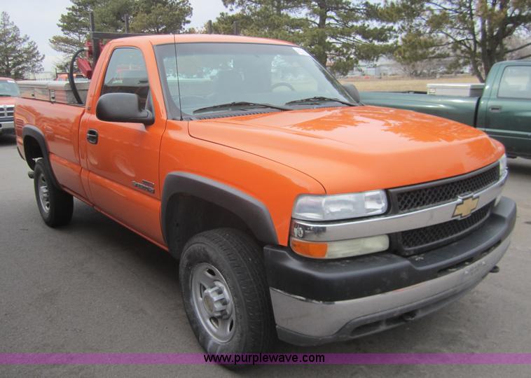 image for item B5628 2002 Chevrolet Silverado 2500HD pickup truck
