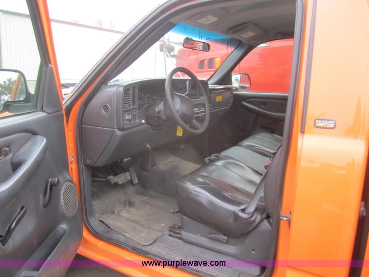 image for item B5628 2002 Chevrolet Silverado 2500HD pickup truck