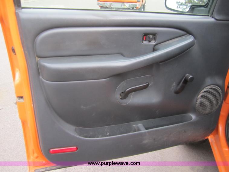 image for item B5628 2002 Chevrolet Silverado 2500HD pickup truck