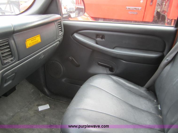 image for item B5628 2002 Chevrolet Silverado 2500HD pickup truck