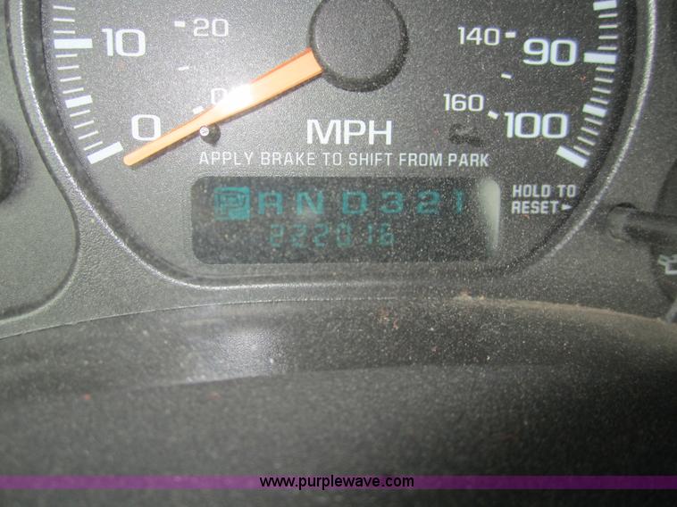 image for item B5628 2002 Chevrolet Silverado 2500HD pickup truck