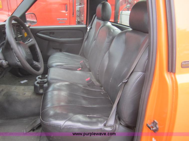 image for item B5628 2002 Chevrolet Silverado 2500HD pickup truck