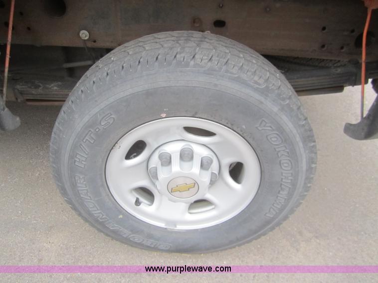 image for item B5628 2002 Chevrolet Silverado 2500HD pickup truck