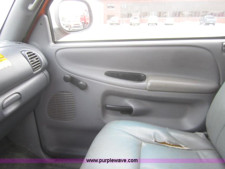 image for item B5629 2001 Dodge Ram 2500 pickup truck