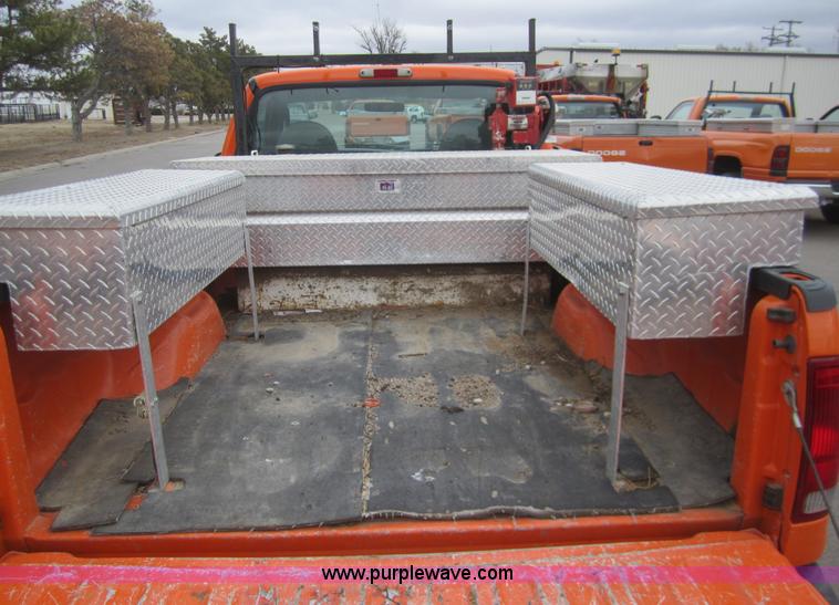 image for item B5631 2003 Ford F250 pickup truck