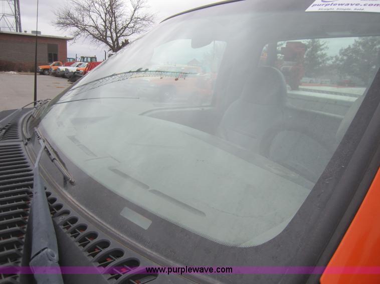 image for item B5631 2003 Ford F250 pickup truck