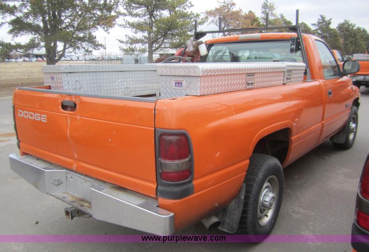 image for item B5632 2001 Dodge Ram 2500 pickup truck