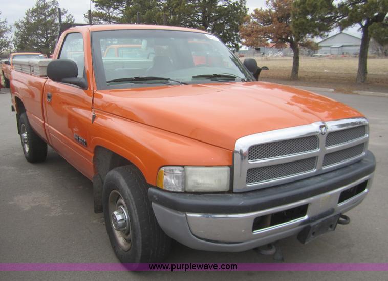 image for item B5632 2001 Dodge Ram 2500 pickup truck