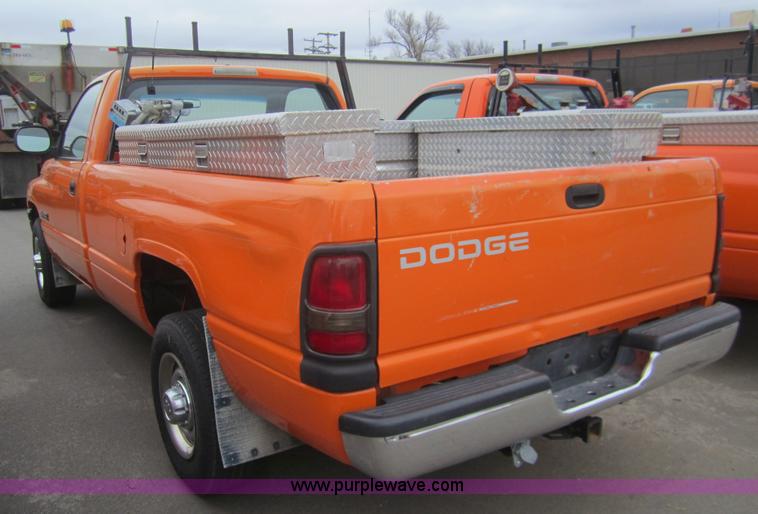 image for item B5633 2001 Dodge Ram 2500 pickup truck