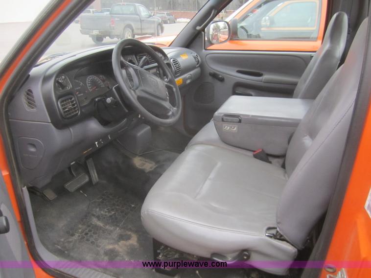 image for item B5633 2001 Dodge Ram 2500 pickup truck