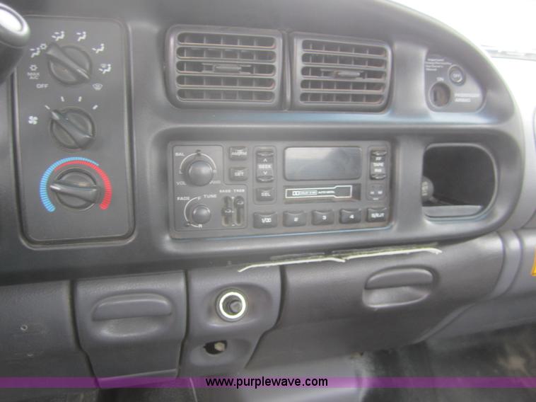 image for item B5633 2001 Dodge Ram 2500 pickup truck